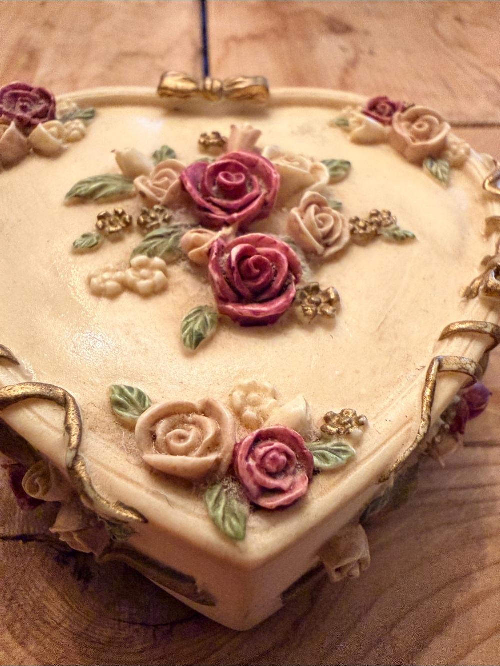 Vintage Dezine Heart-Shaped Floral Trinket Box Cream Pink Roses Hand Painted - Picture 4 of 16
